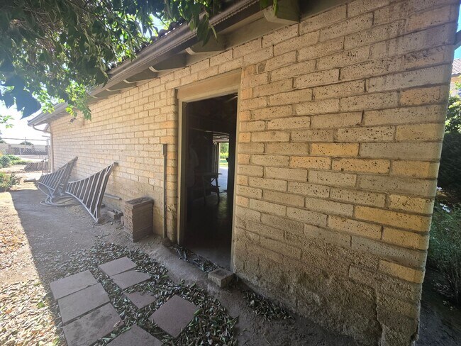 Building Photo - 4 Br 3 Ba + Flex w/ Fireplace