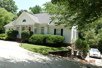 Building Photo - 4 Bedroom 3.5 bathroom Rental Home in Ford...