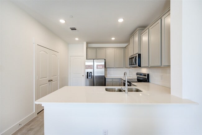 Building Photo - 11914 Carvalho Dr