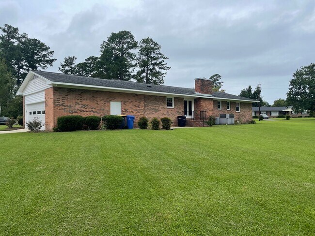 Building Photo - Darling on Deborah