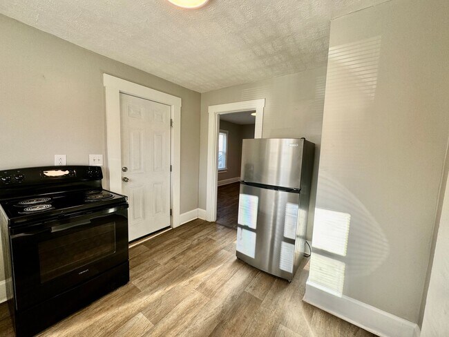 Building Photo - 1 Bedroom Duplex!