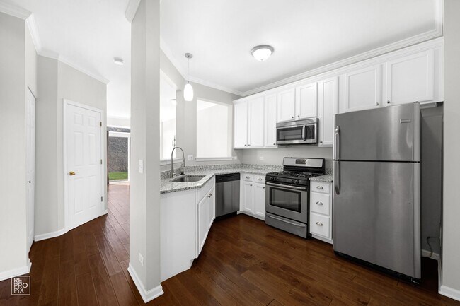 Building Photo - Gorgeous and Updated Large 2 Bedroom / 1.5 Bath Townhome in Grayslake!