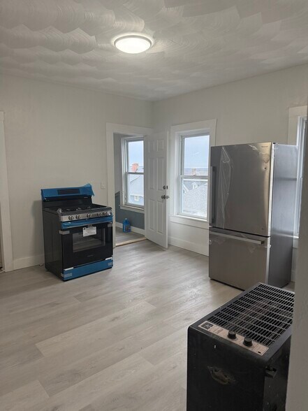 Building Photo - 233 Whipple St