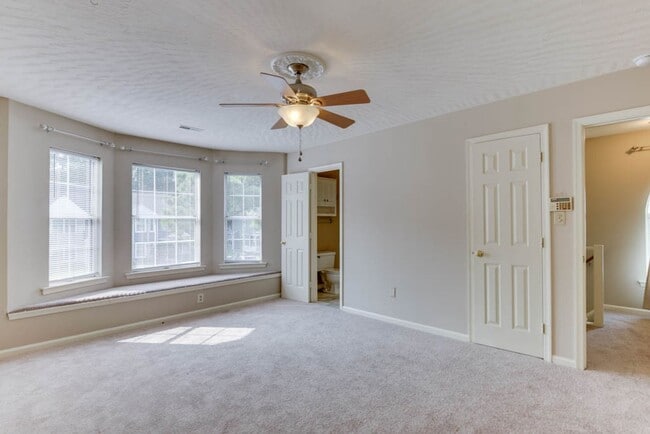 Building Photo - Updated 3-Bedroom Yorktown Townhouse with Private Yard and Community Amenities