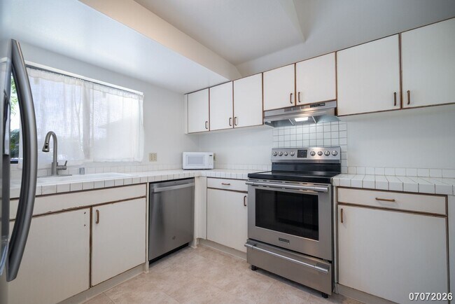 Building Photo - Spacious 3 Bed 2Bath SFM Pets Negotiable- WEST LOCH ESTATES - $3950/month