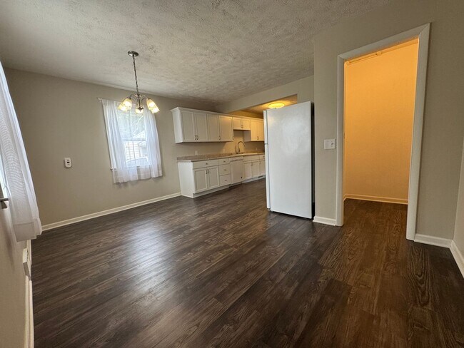 Building Photo - Home For Rent Bellevue.
