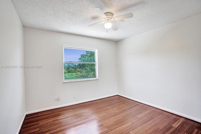 Building Photo - 21461 Sawmill Ct