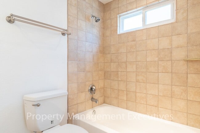 Building Photo - 1 Bedroom, 1 Bath Duplex Apartment with Storage