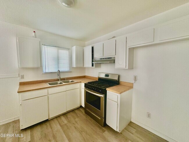 Building Photo - 421 Panahi Rd