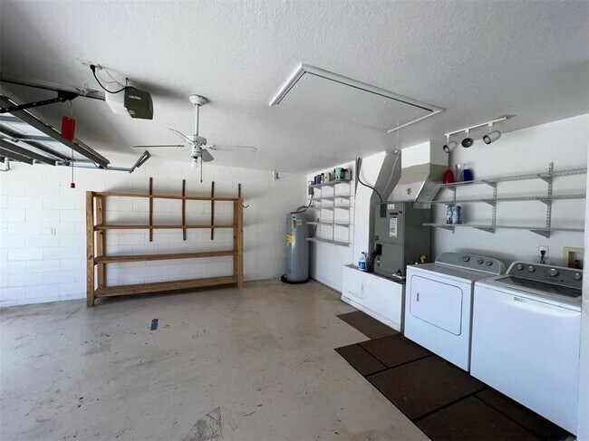 Building Photo - 9611 Saragossa St