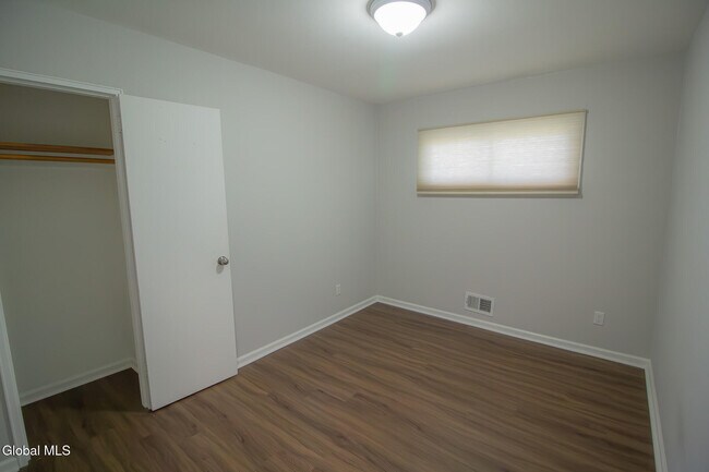 Building Photo - 5 Huckleberry Ln