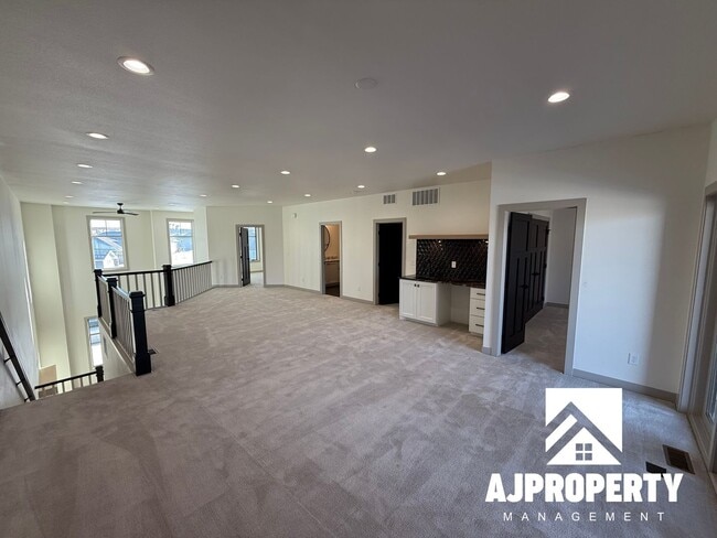 Building Photo - 8609 W Shoreline Pl