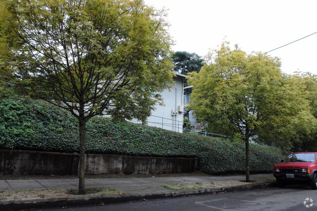Building Photo - Beacon Manor