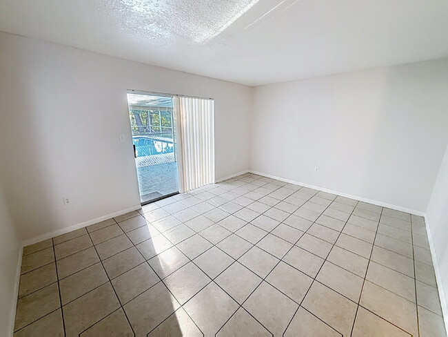 Building Photo - Lovely 2 bedroom 1 bath with pool!