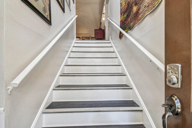 Building Photo - "Charming 3-Bed, 2-Bath Oasis at 1011a Sou...