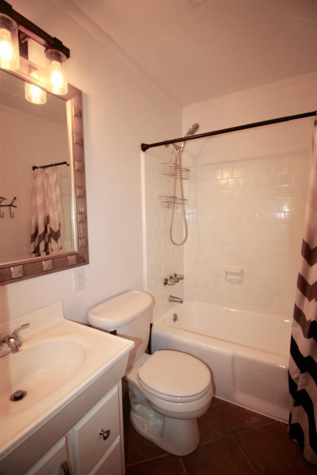 Building Photo - 520 N Hale St