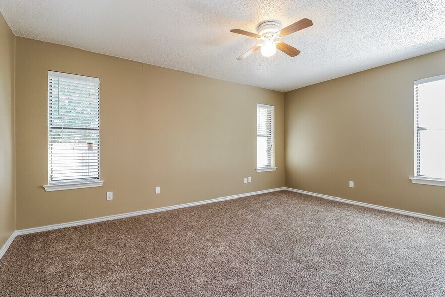 Building Photo - 520 E Lark Ct