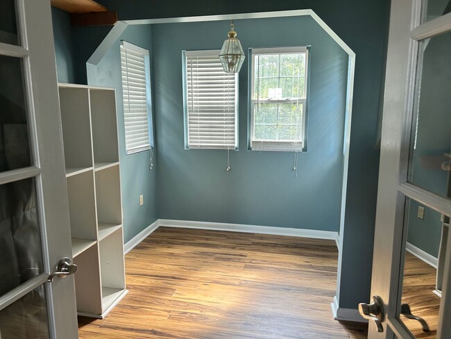 Building Photo - 310 Macks Dr
