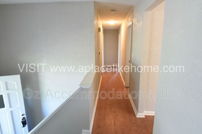 Building Photo - 1105 W Elm Terrace