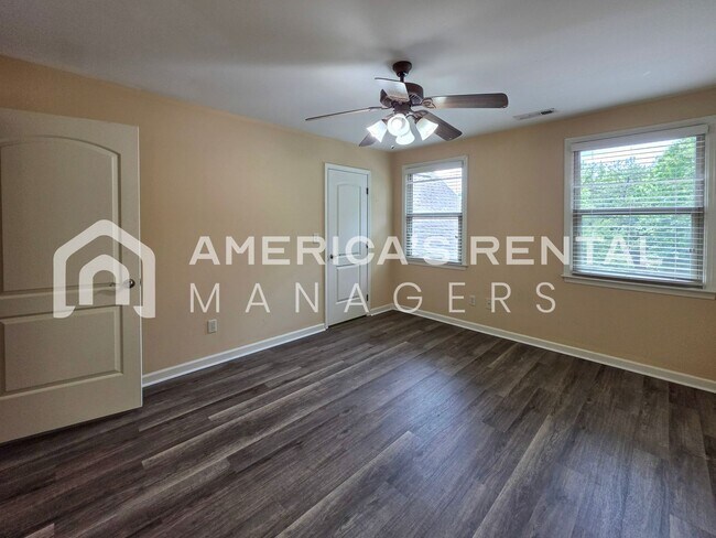 Building Photo - Private Estate Living on Over 3 Acres! Available to view NOW!
