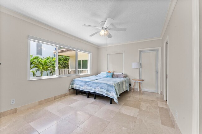 Building Photo - 1203 Hillsboro Mile