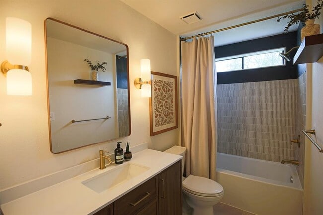 Building Photo - 708 Cowal Dr S