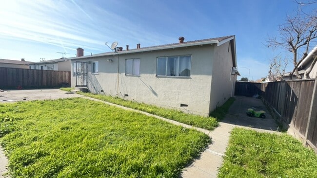 Building Photo - Spacious 3 Bedroom San Leandro Home with 2...