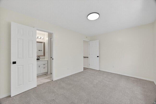 Building Photo - 599 E Graham Pl