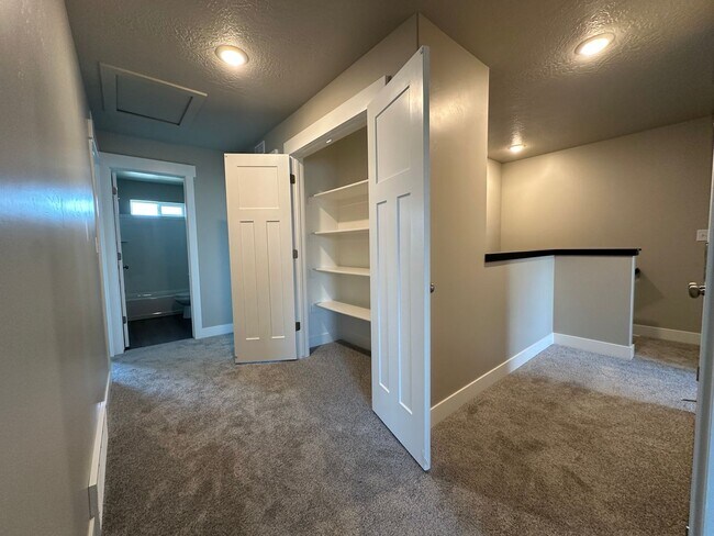 Building Photo - New Never Lived in Springville Townhome Fo...