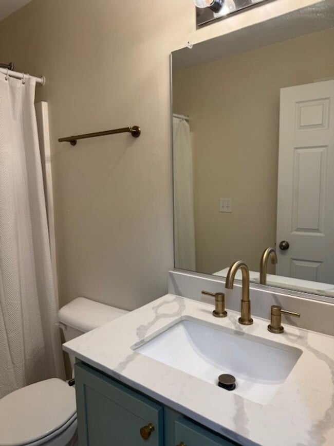 Building Photo - Renovated Townhouse in The Pinnacle Subdivision