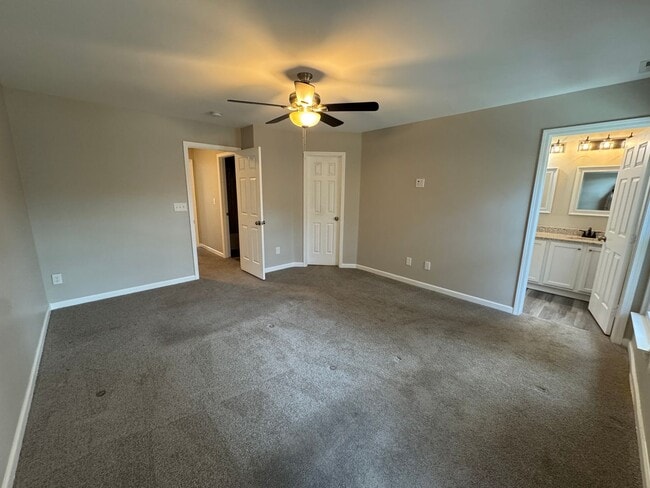 Building Photo - MOVE-IN READY!