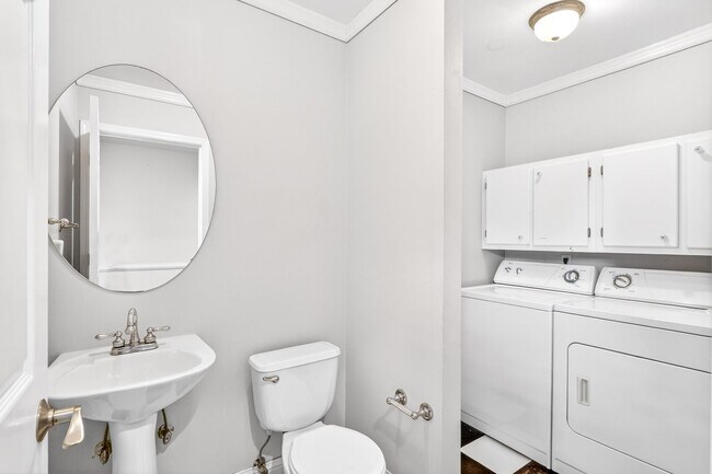 Building Photo - Great Location! 2 bedroom, 2.5 Bathroom Townhouse in Orchard Hills!!