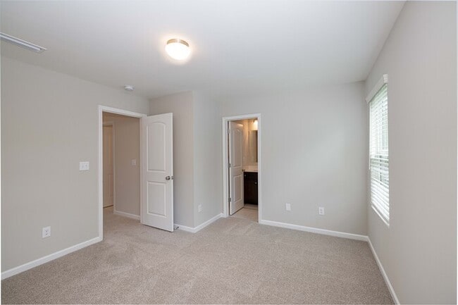 Building Photo - BEAUTIFUL 3BD/2.5BTH Townhome - MALLARD CREEK - AVAILABLE MAY/JUNE 2026