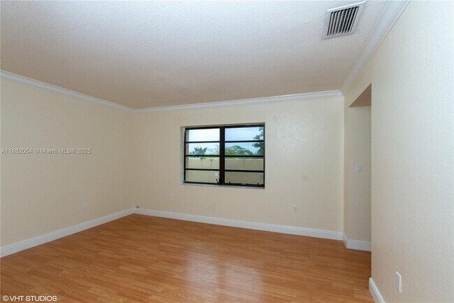 Building Photo - 10405 N Kendall Dr