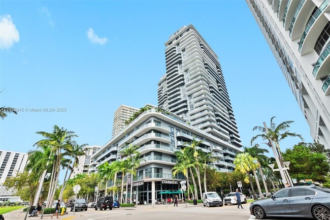 Building Photo - 1 br, 1.5 bath Condo - 121 NE 34th St Unit...