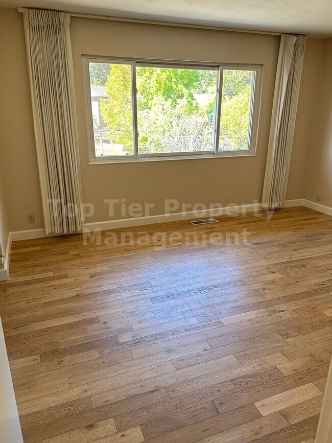 Building Photo - Beautiful 5 Bed, 2 Bath, 2,066 Sqft Pleasa...