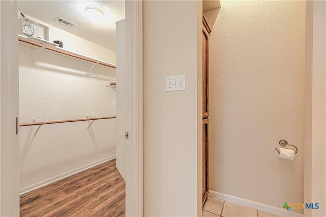 Building Photo - 5005 Warwicke Dr