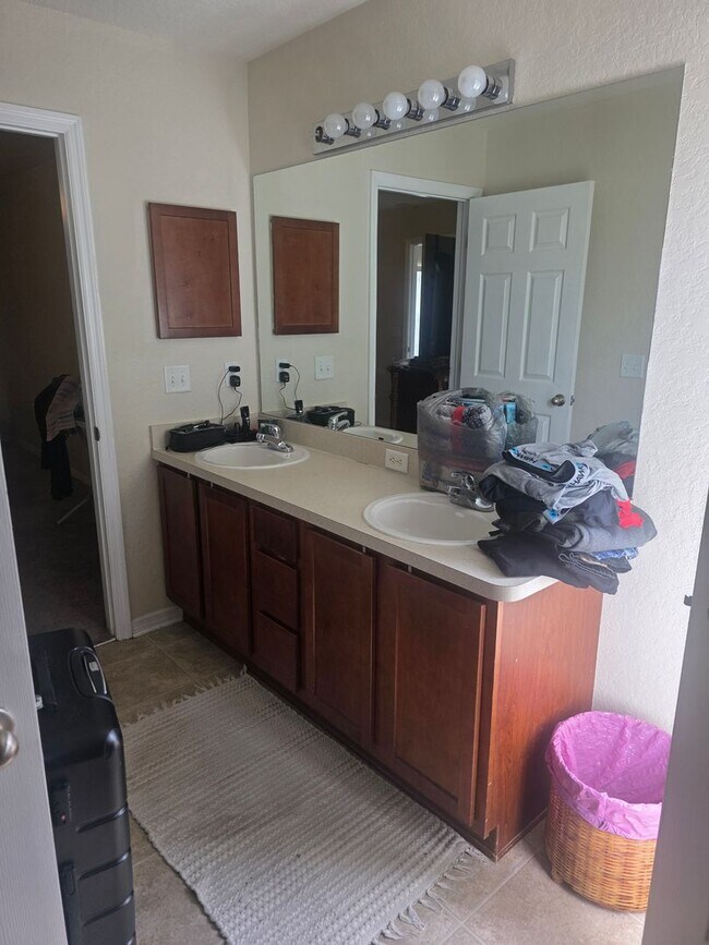 Building Photo - Large 4 bedroom 2 bath House