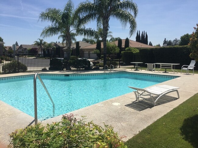 Building Photo - Beautiful 3 bedroom 3 full baths 2117 sq. ft. Located in Nees Park Villas