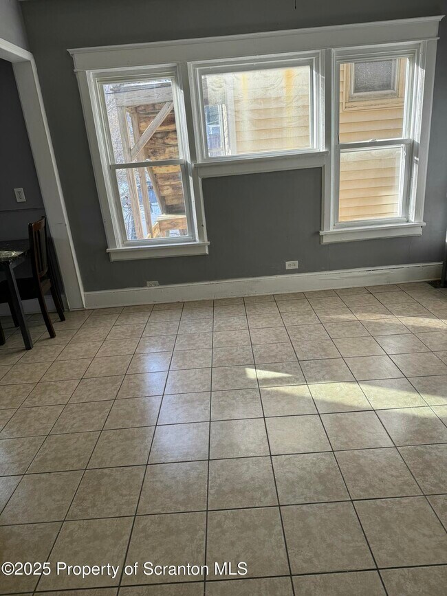 Building Photo - 834 Monroe Ave