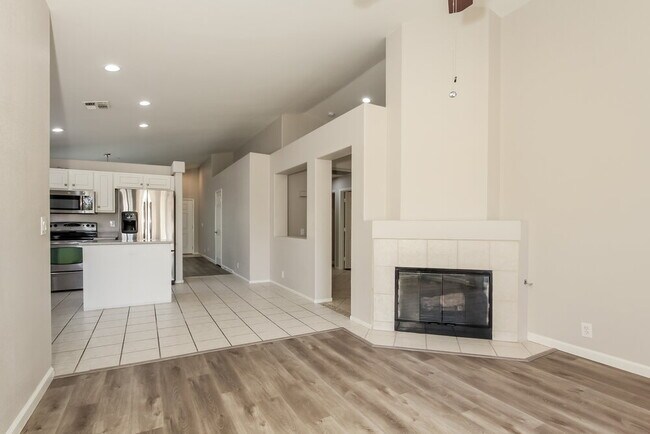 Building Photo - 4102 W Cactus Rd