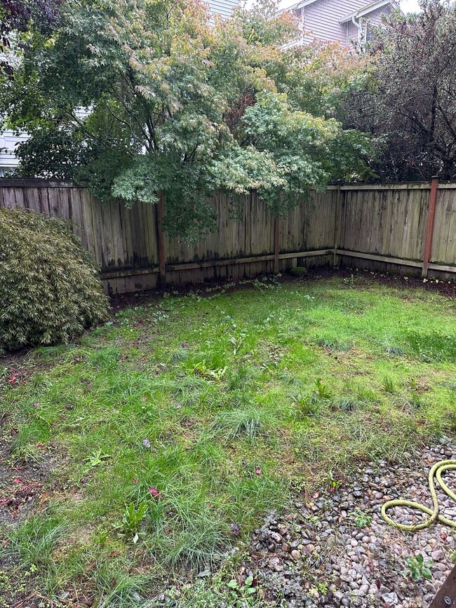 Building Photo - 3 bed 2 bath Townhome Green Lake Neighborh...