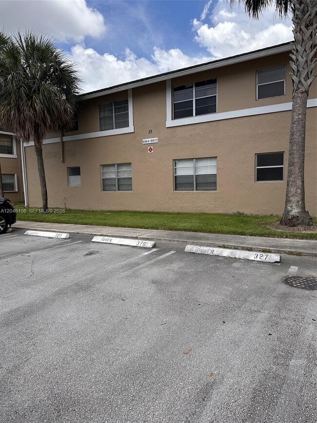 Building Photo - 9976 Twin Lakes Dr