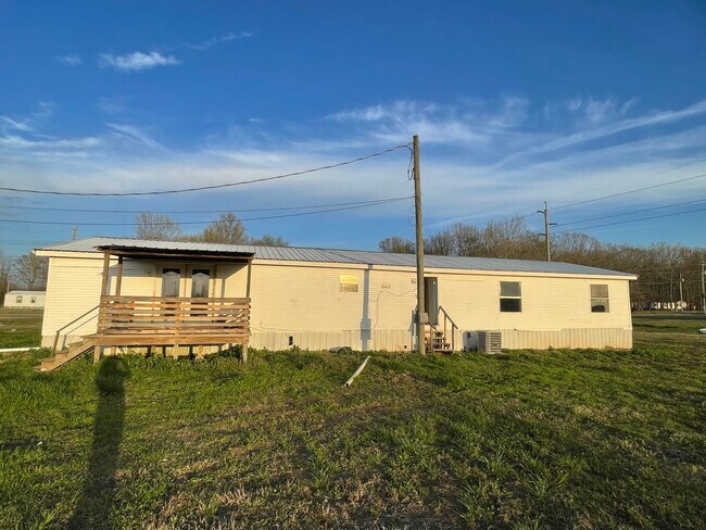 Building Photo - 4 bedroom, 2 bath doublewide trailer