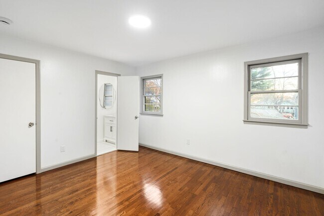 Building Photo - 235 Lakewood Dr