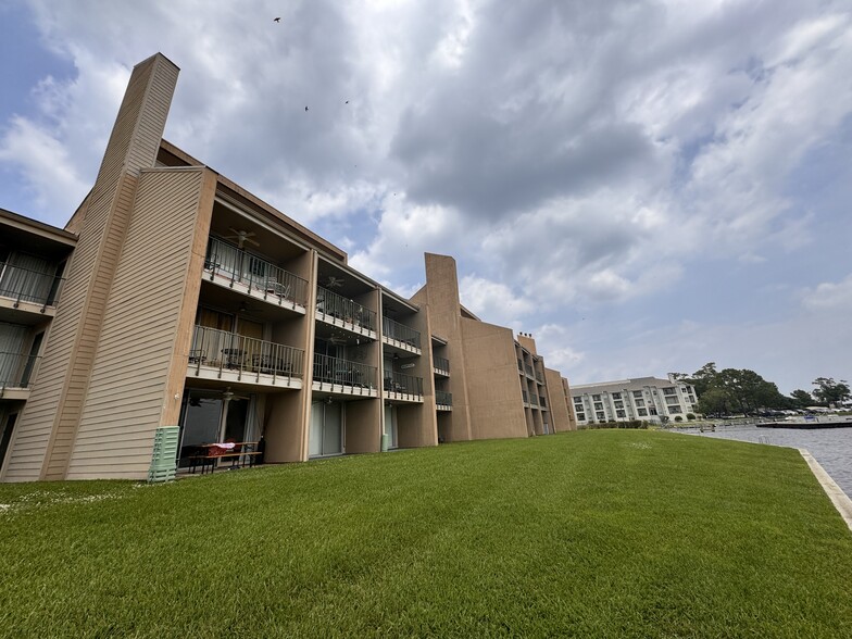 Building Photo - 12600 Melville Dr