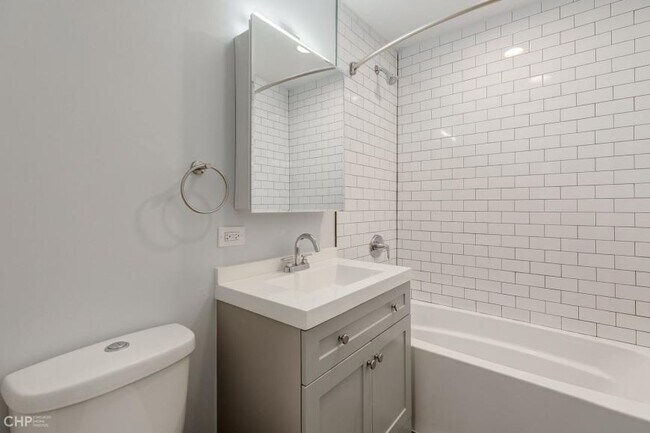 Building Photo - 4 bedroom in Chicago IL 60613