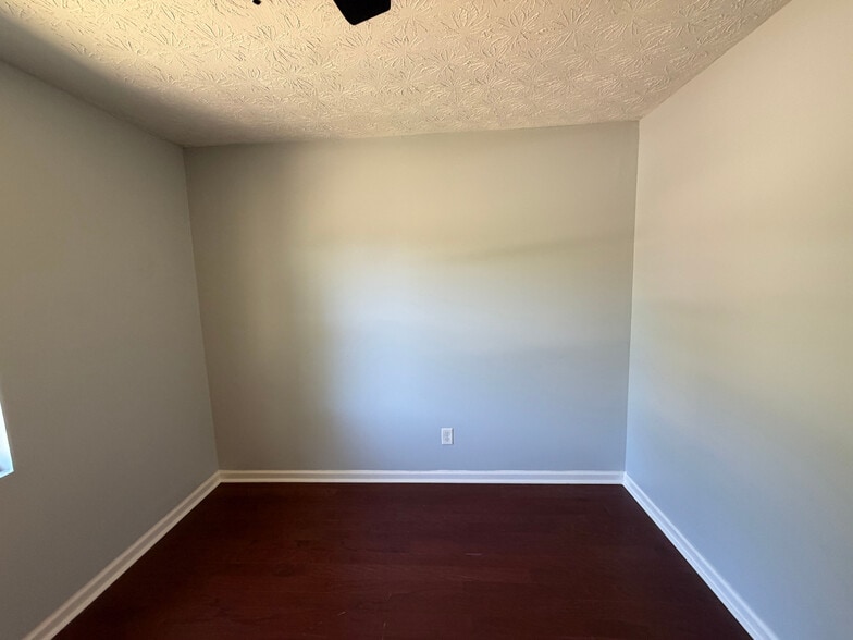 Building Photo - Room in House on Alicia Ct