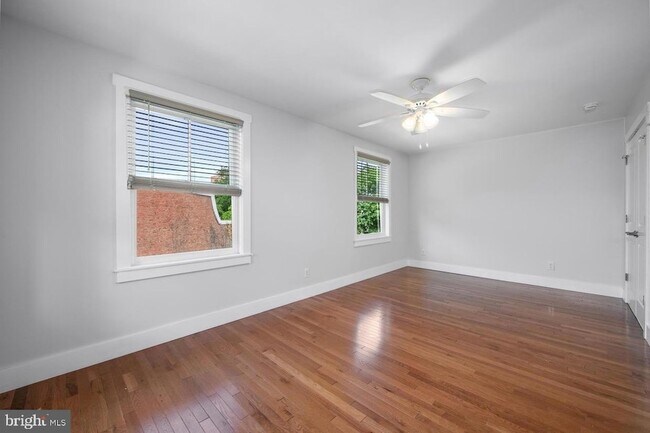 Building Photo - 457 S 6th St