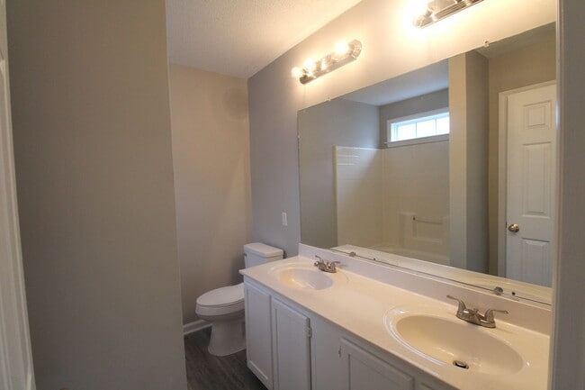 Building Photo - Lovely renovated 3 bedroom 2 Bath home in ...